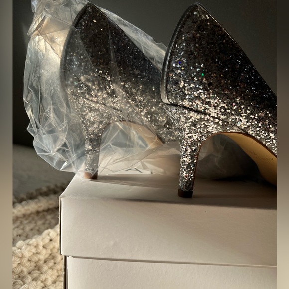 Ann Taylor Eryn Silver Glitter Kitten Heel Pump, Size 7 - Picture 8 of 11